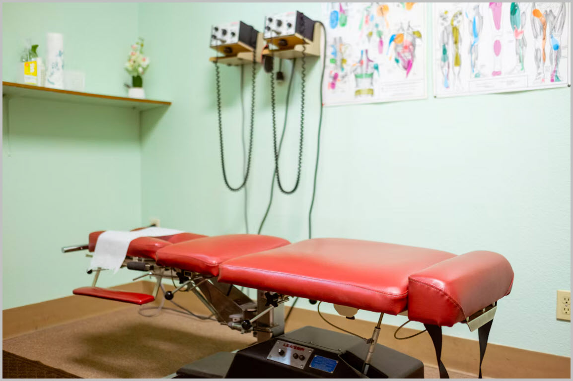 Chiropractic visit cost without insurance: Price factors and questions to ask